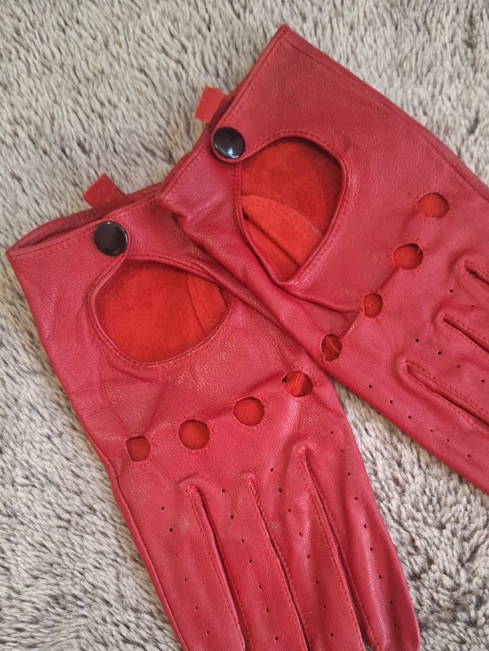 Red Goat Skin Leather Driving Gloves - Picture 4 of 6